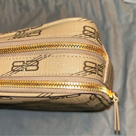 Authentic Balenciaga Signature BB Leather Pouch. - Picture 8 of 12